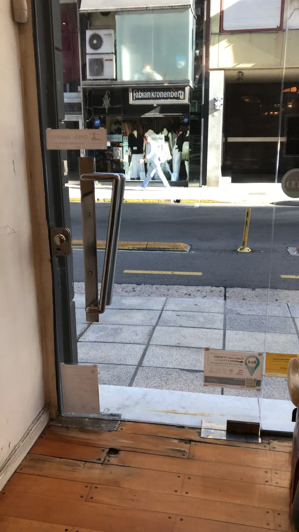 店舗の入り口にある古いドアハンドル