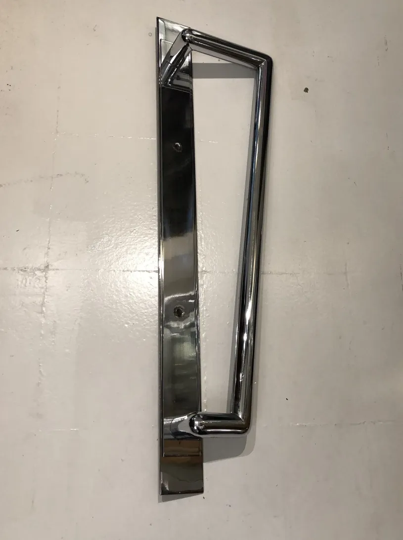 puxador de porta antigo dos anos 1950, brilhante e elegante