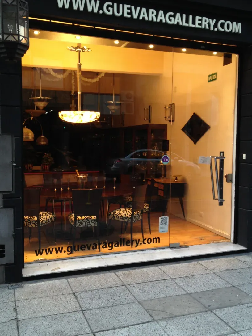 Detalhes de puxadores de portas antigos em vitrine