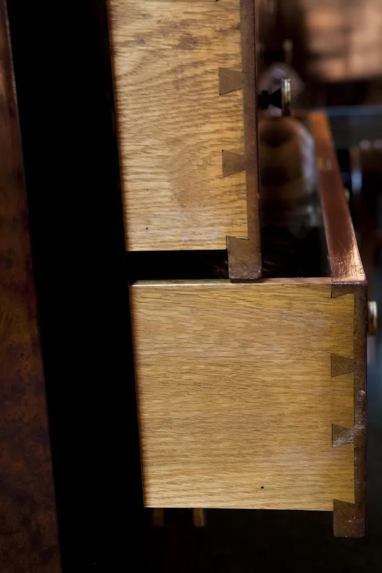 meuble ancien avec tiroirs pour pièces et rangement