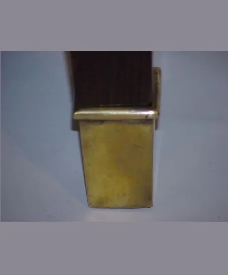 مكتب قديم مع تشطيب ذهبي وتفاصيل