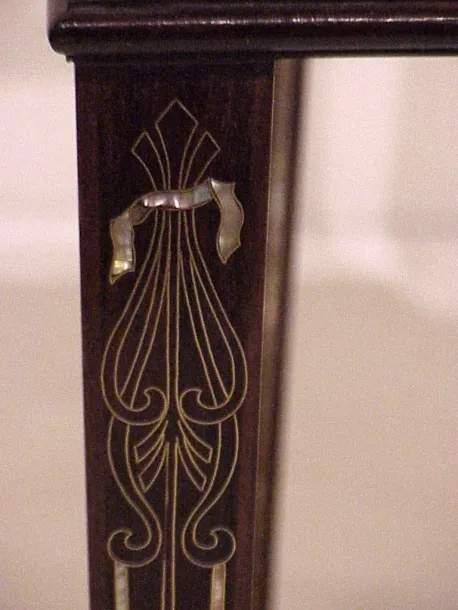 detalle de un escritorio antiguo con adornos elegantes y eugenio quarti.