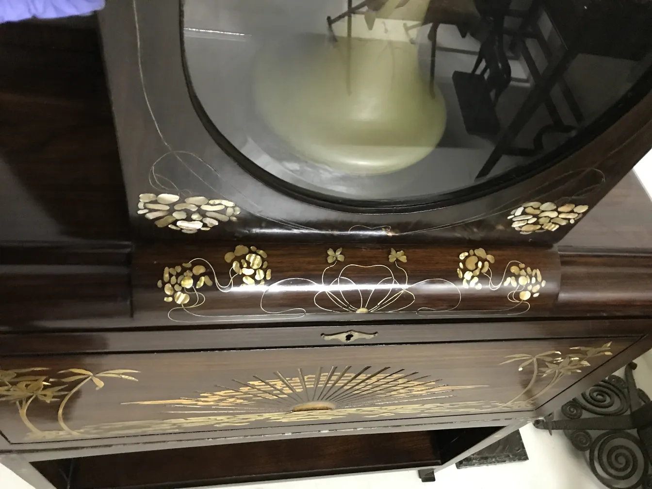 vitrine ancienne carlo zen avec des détails décoratifs élégants