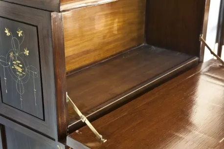 Vetrina antica di Carlo Zen con dettagli decorativi