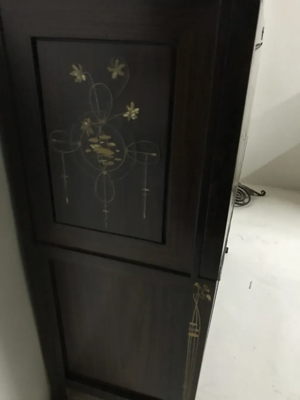 vetrina antica carlo zen con design floreale dorato