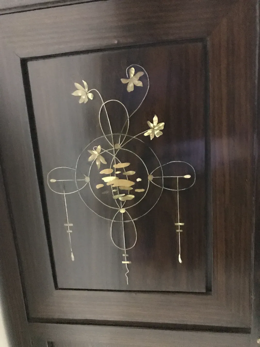 vitrina antigua decorada con diseño detallado y elegante