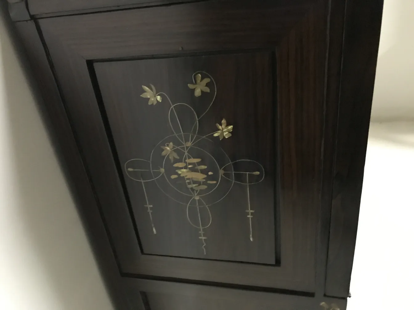 vitrine antique avec décoration florale carlo zen dans un cadre clair