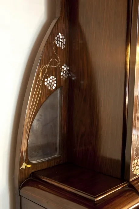 Vitrina antigua con detalles decorativos carlo zen