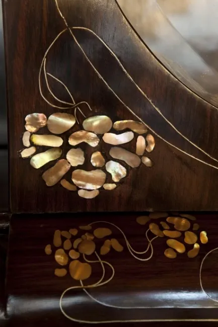 Vitrine antiga carlo zen com ornamentação distinta e detalhes nos cantos