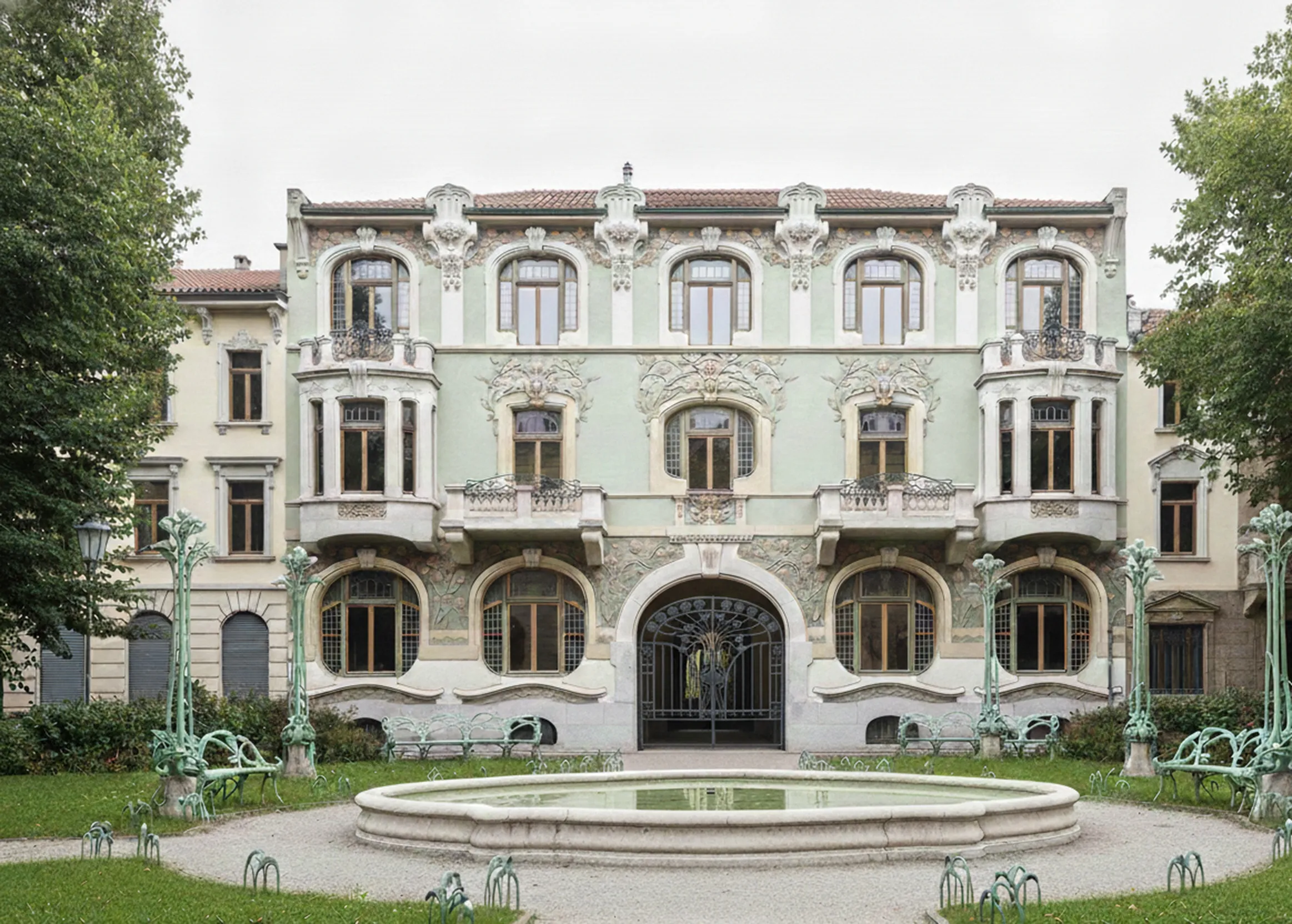 Alte eiserne Tore mit ornamentalen Details an einem klassischen Gebäude