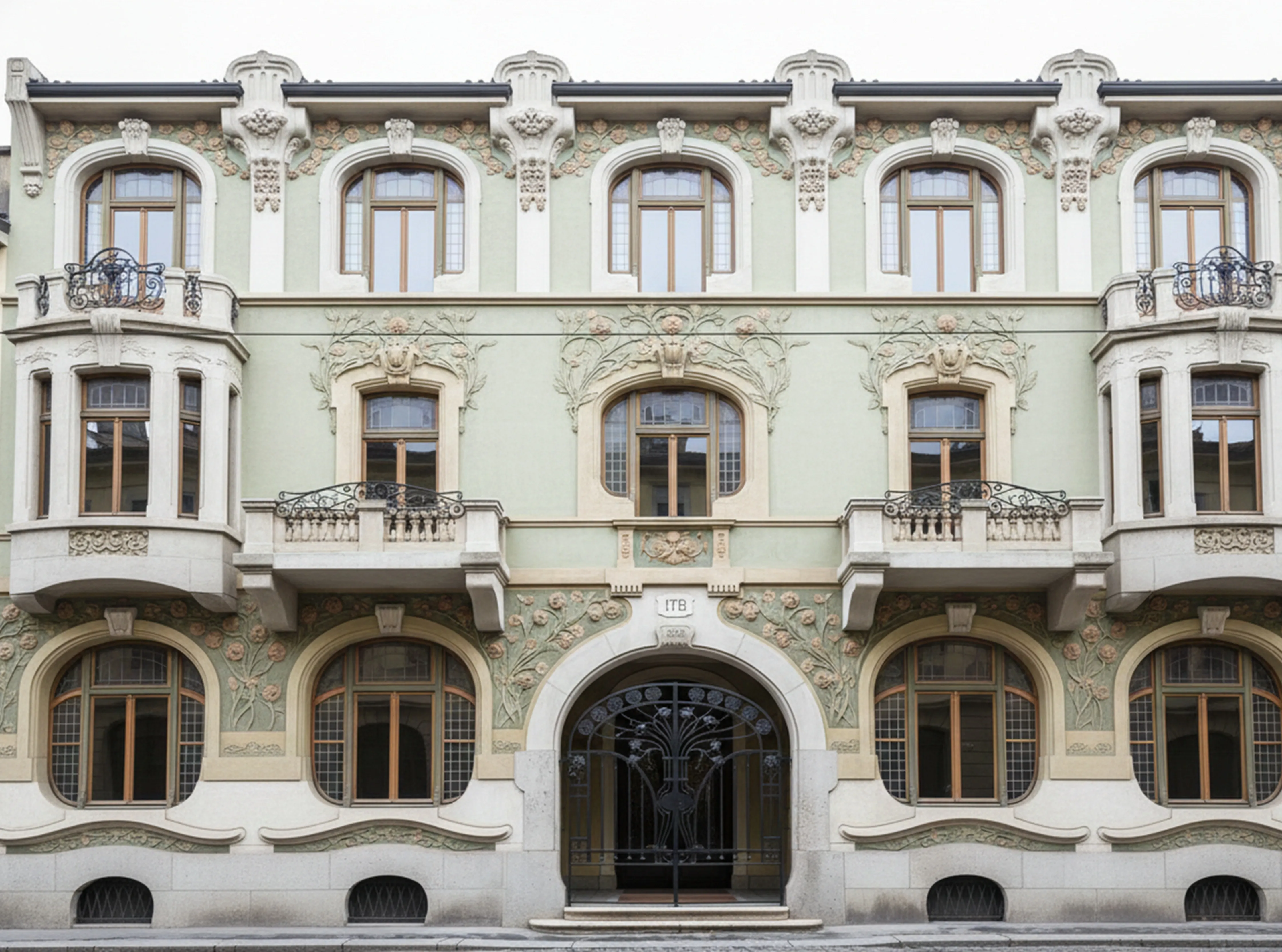 प्राचीन सजावटी दरवाजे जिसमें पुष्प विवरण हैं