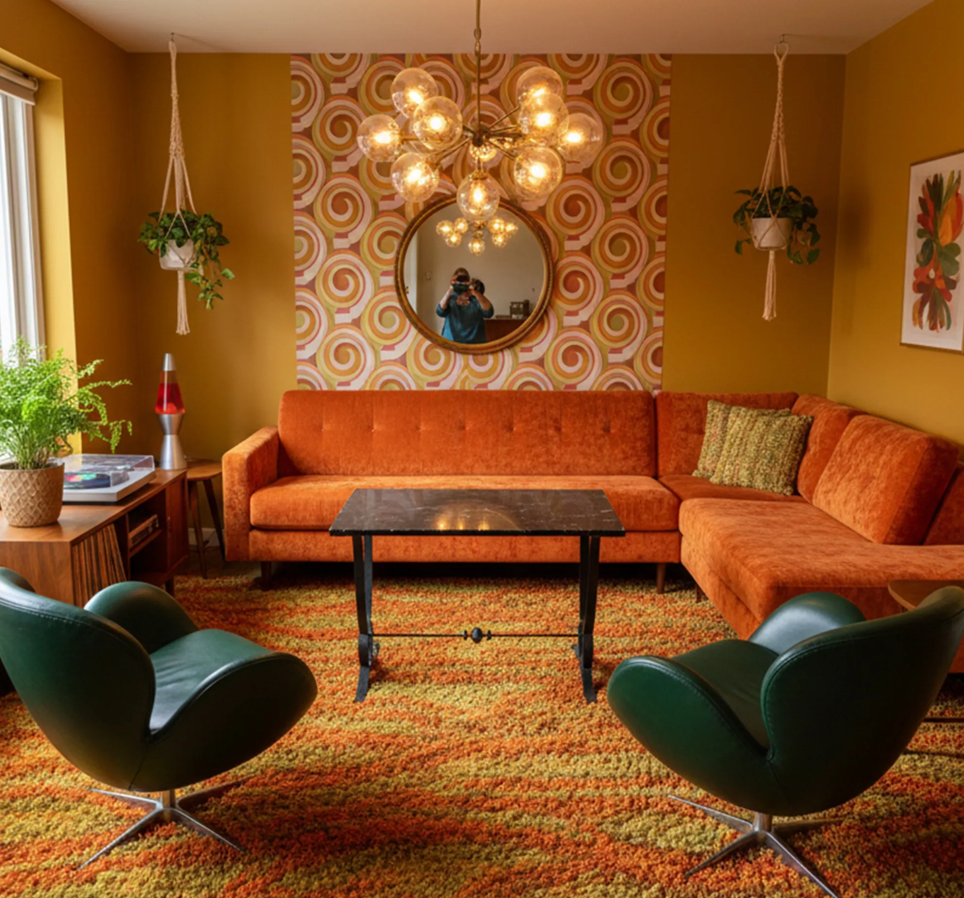 Mesa antiga em uma sala com decoração retrô e plantas verdes.