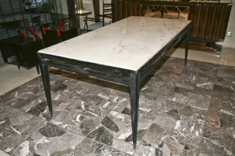 table à manger ancienne avec un design distinctif et élégant