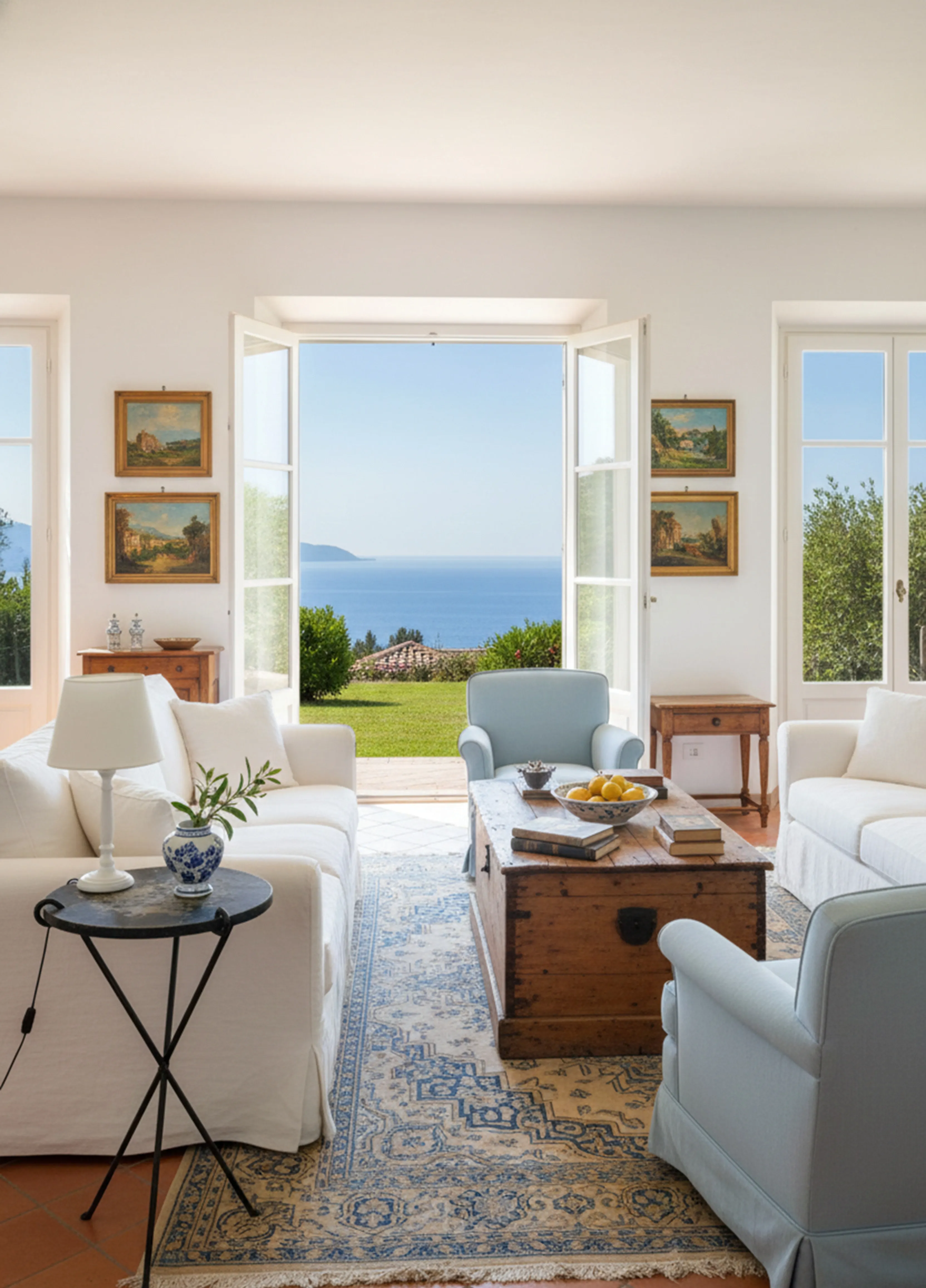 petite table antique dans une pièce avec vue sur la mer et une décoration simple