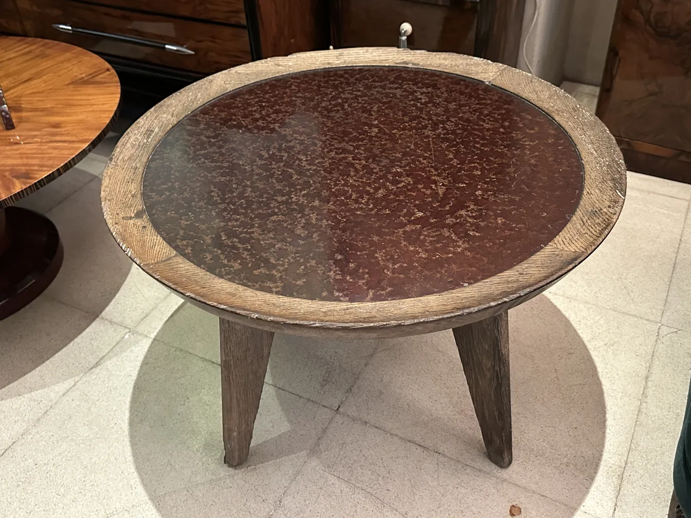 mesa ratona antigua con patas angostas y superficie redonda