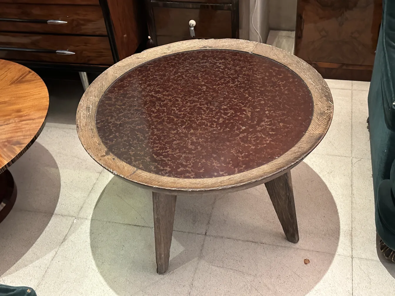 Mesa ratona antigua de forma redonda de Charlotte Perriand, con un diseño único en un entorno acogedor.