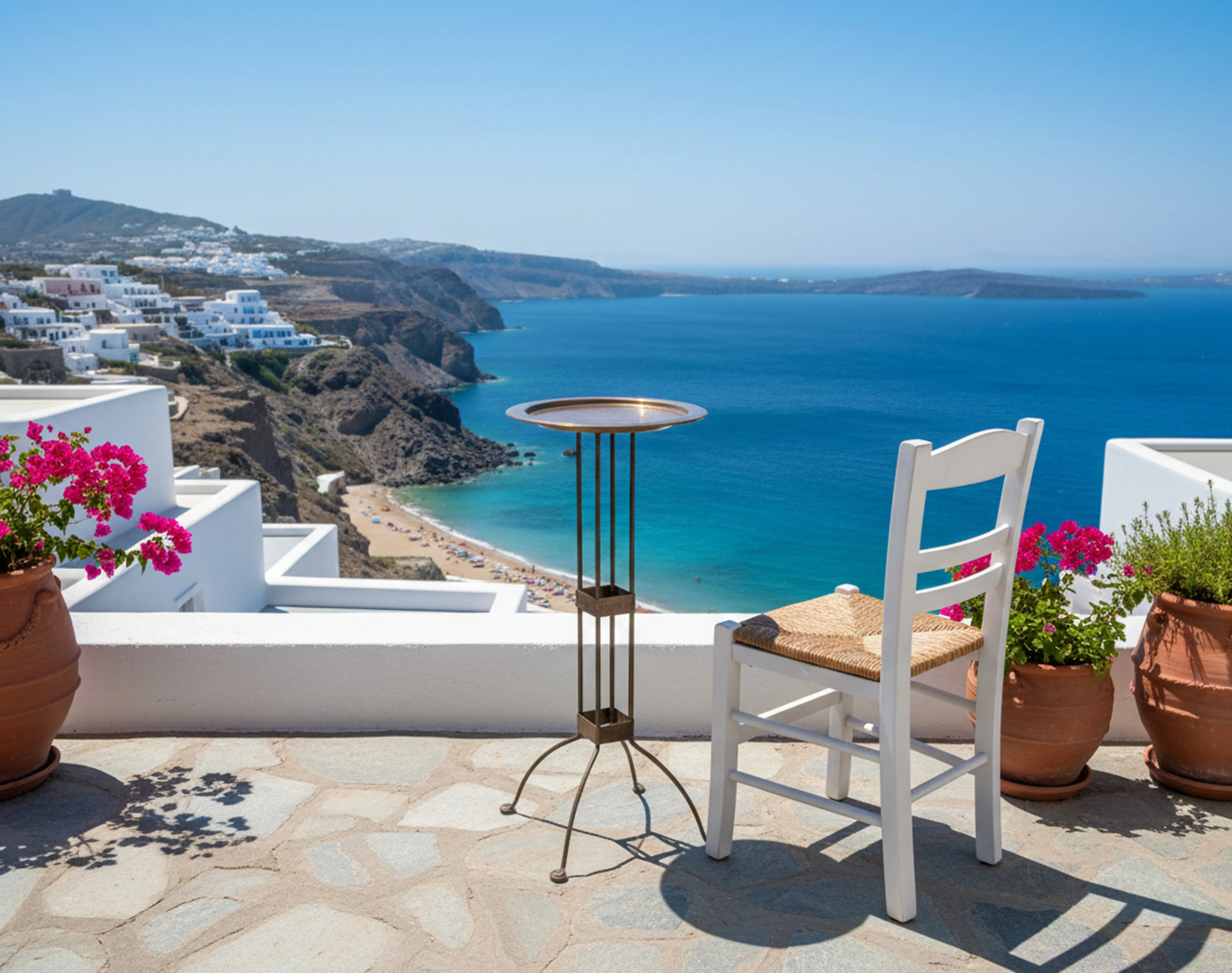 Tavolo antico su una terrazza con fiori e vista mare