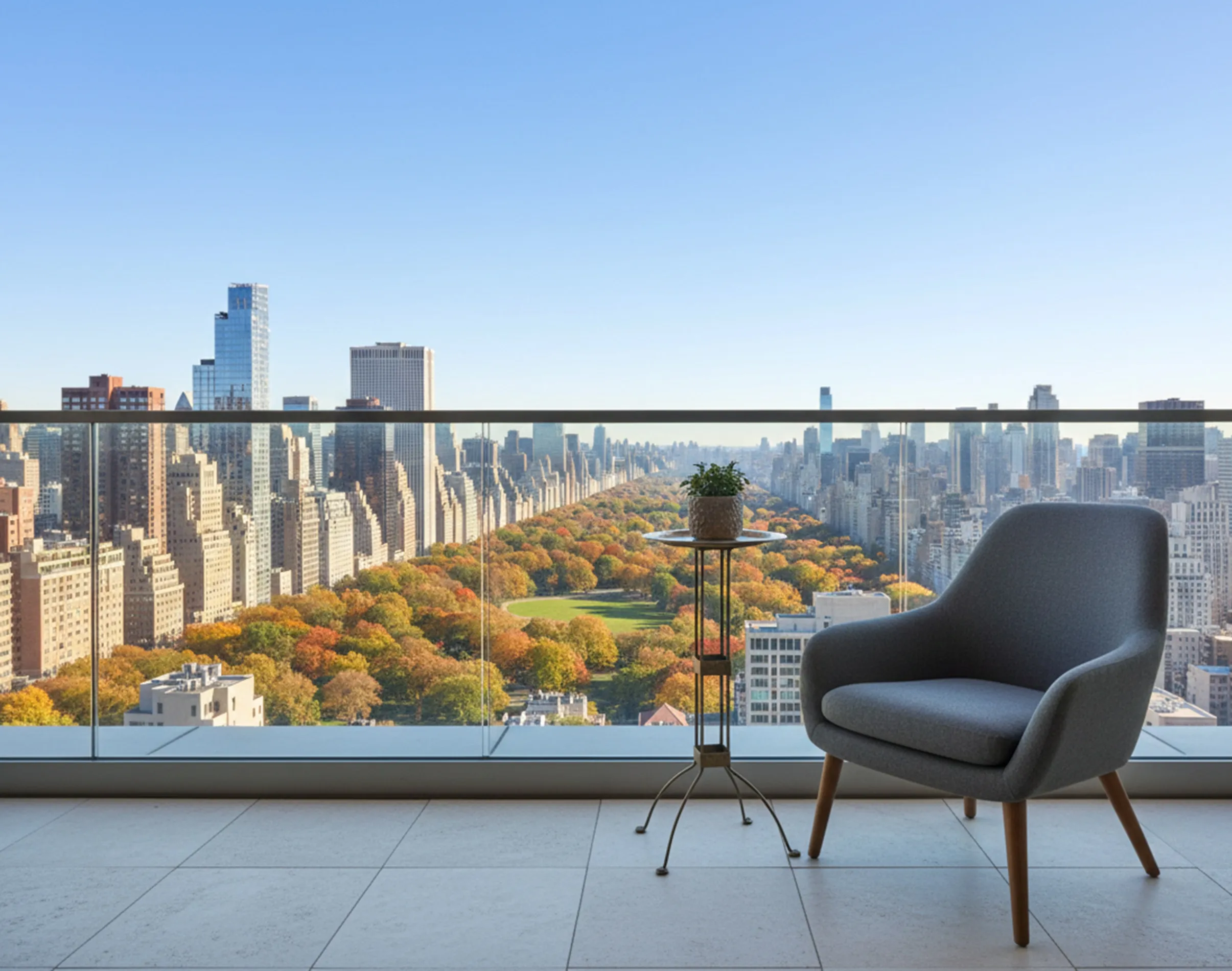 Tavolo antico con vista sulla città e fogliame autunnale