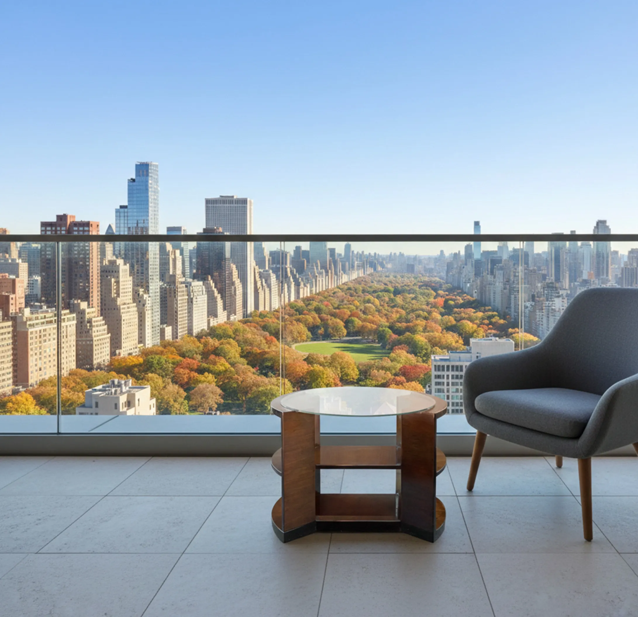 piccola tavola antica con vista su Central Park in autunno