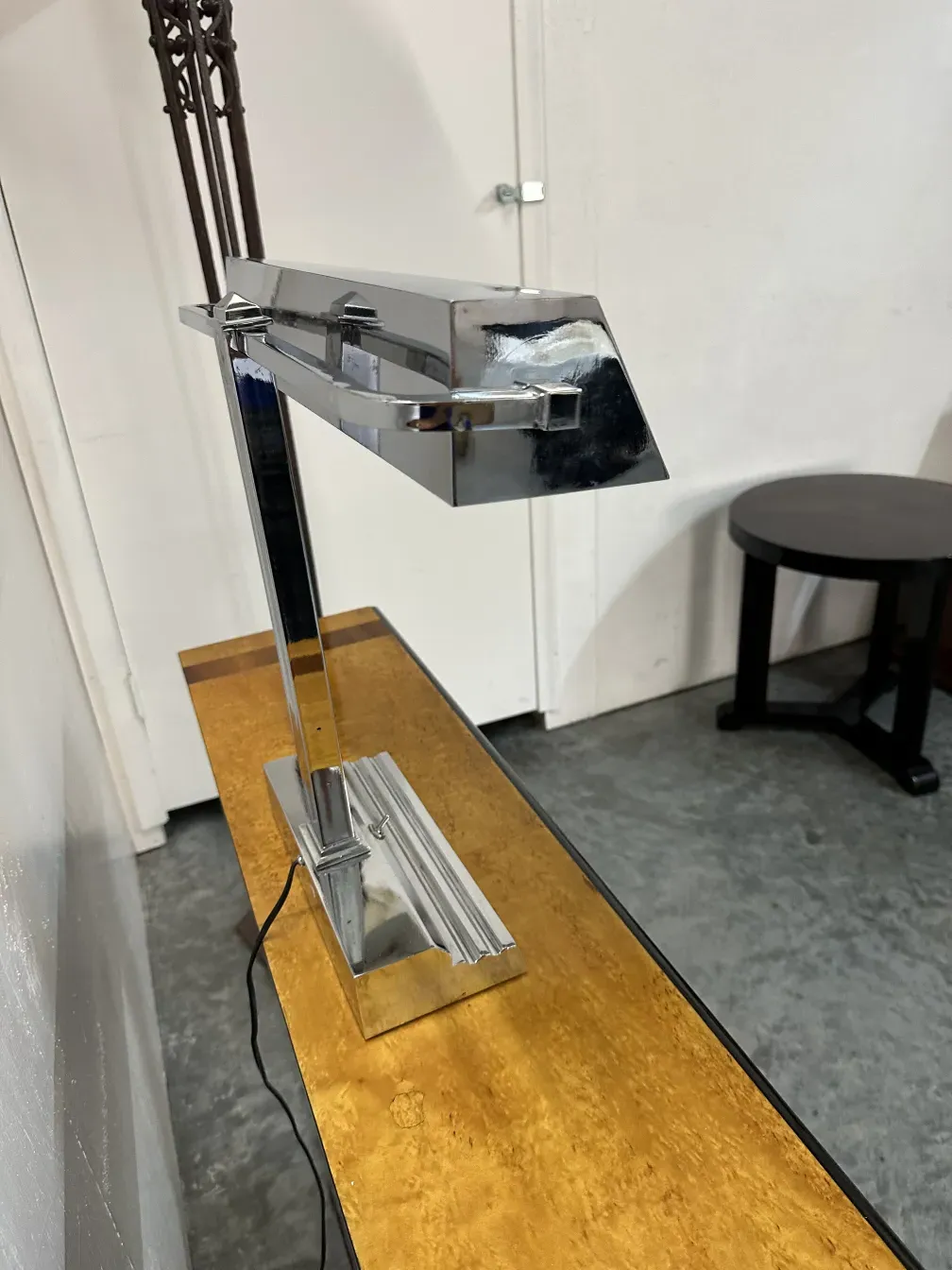 lampe de bureau art déco avec une base lumineuse élégante