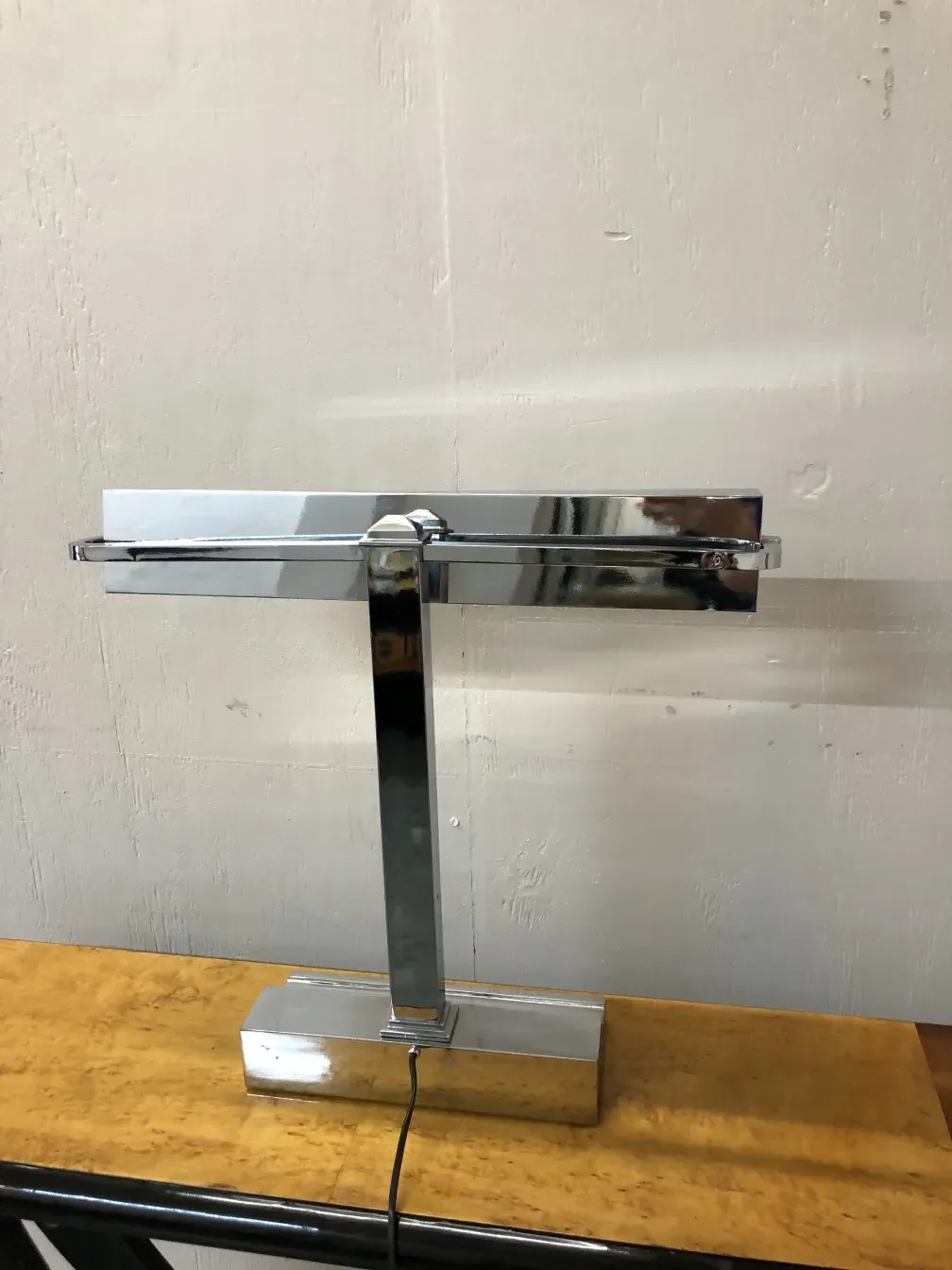 lampada da tavolo antica in stile Art Deco con base elegante