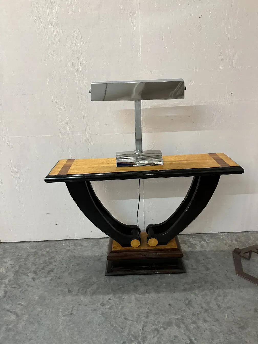 Lámpara de mesa antigua de estilo Art Deco con base decorativa.