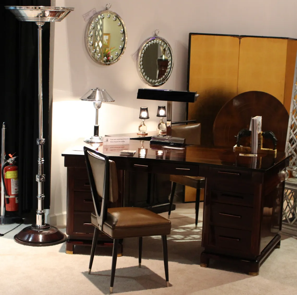 lampada da tavolo antica art deco su una scrivania elegante