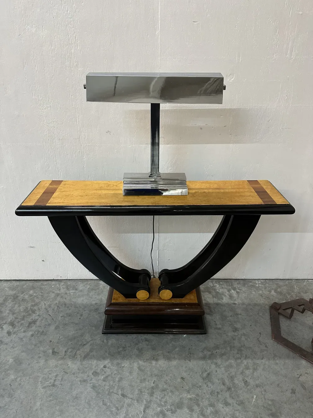 Lampada da tavolo antica in stile Art Deco con base elegante.