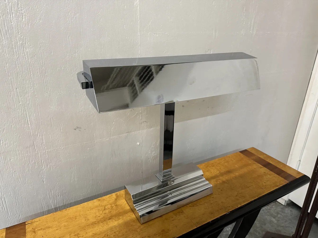 luminária de mesa antiga art deco brilhante em uma mesa