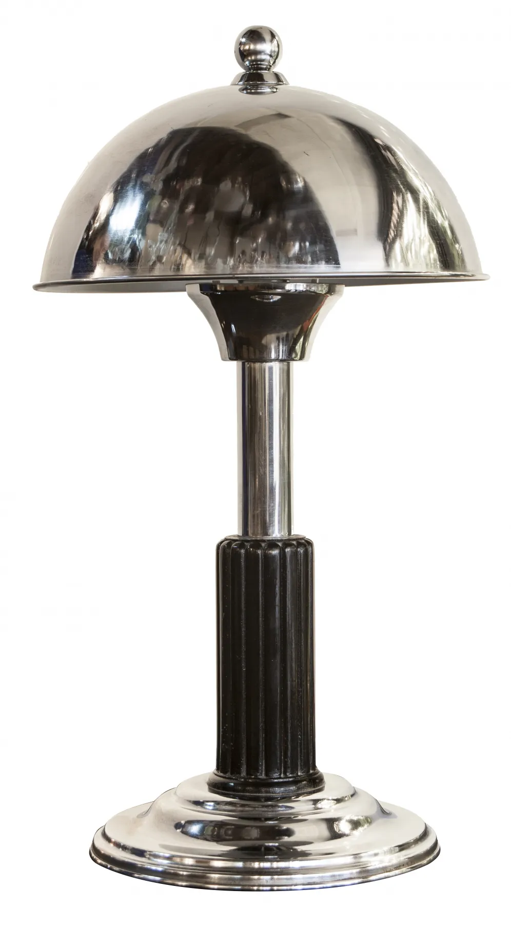 Lampe de bureau ancienne de style Art Deco, avec une base élégante et un abat-jour en forme de dôme.