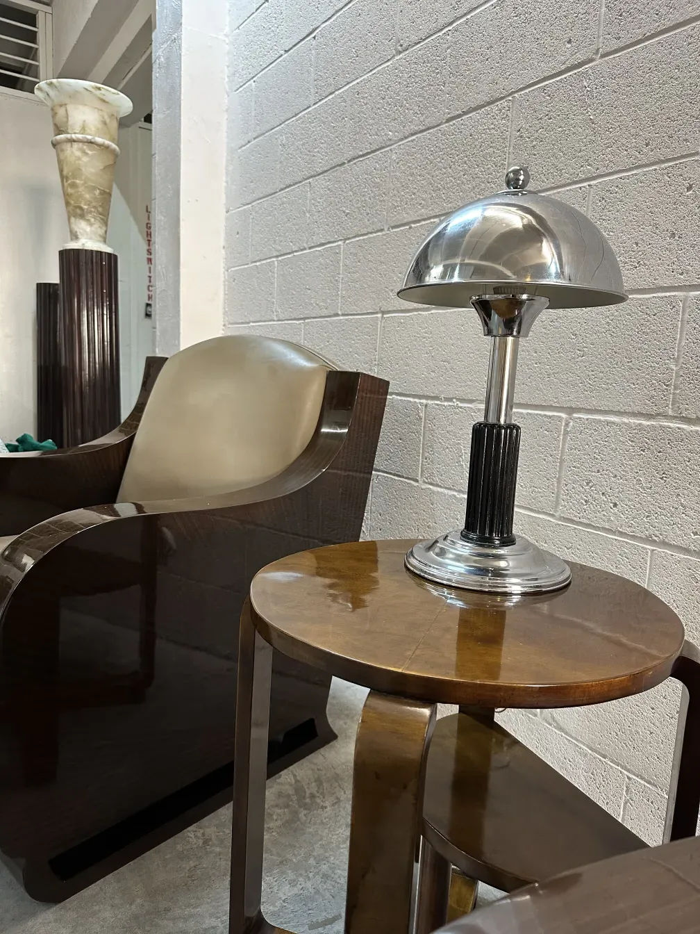 lampara de mesa antigua art deco en un ambiente moderno con una mesa de madera