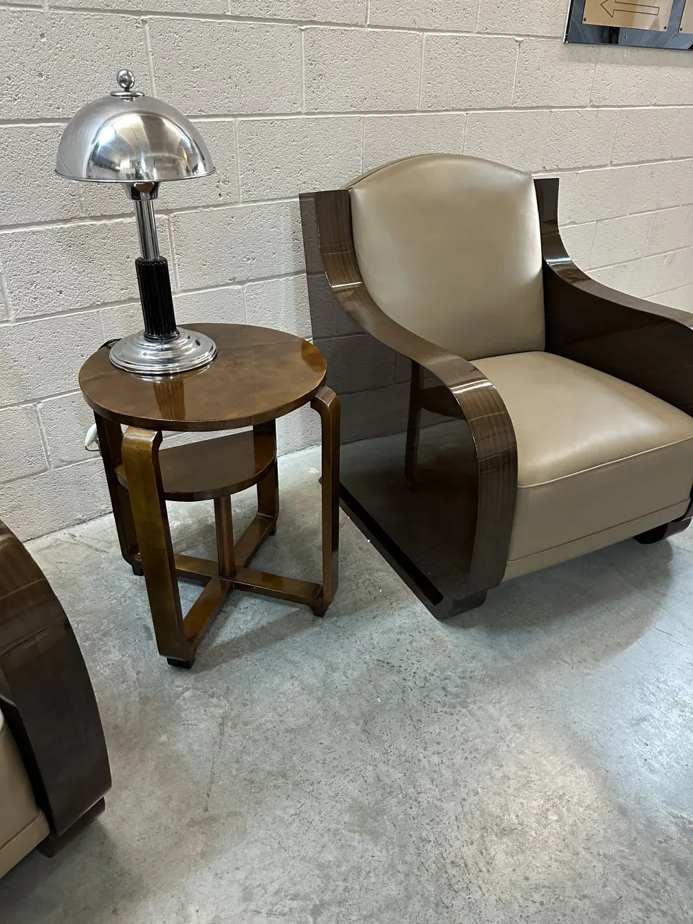 luminária de mesa antiga com base elegante e cúpula arredondada, ambiente acolhedor