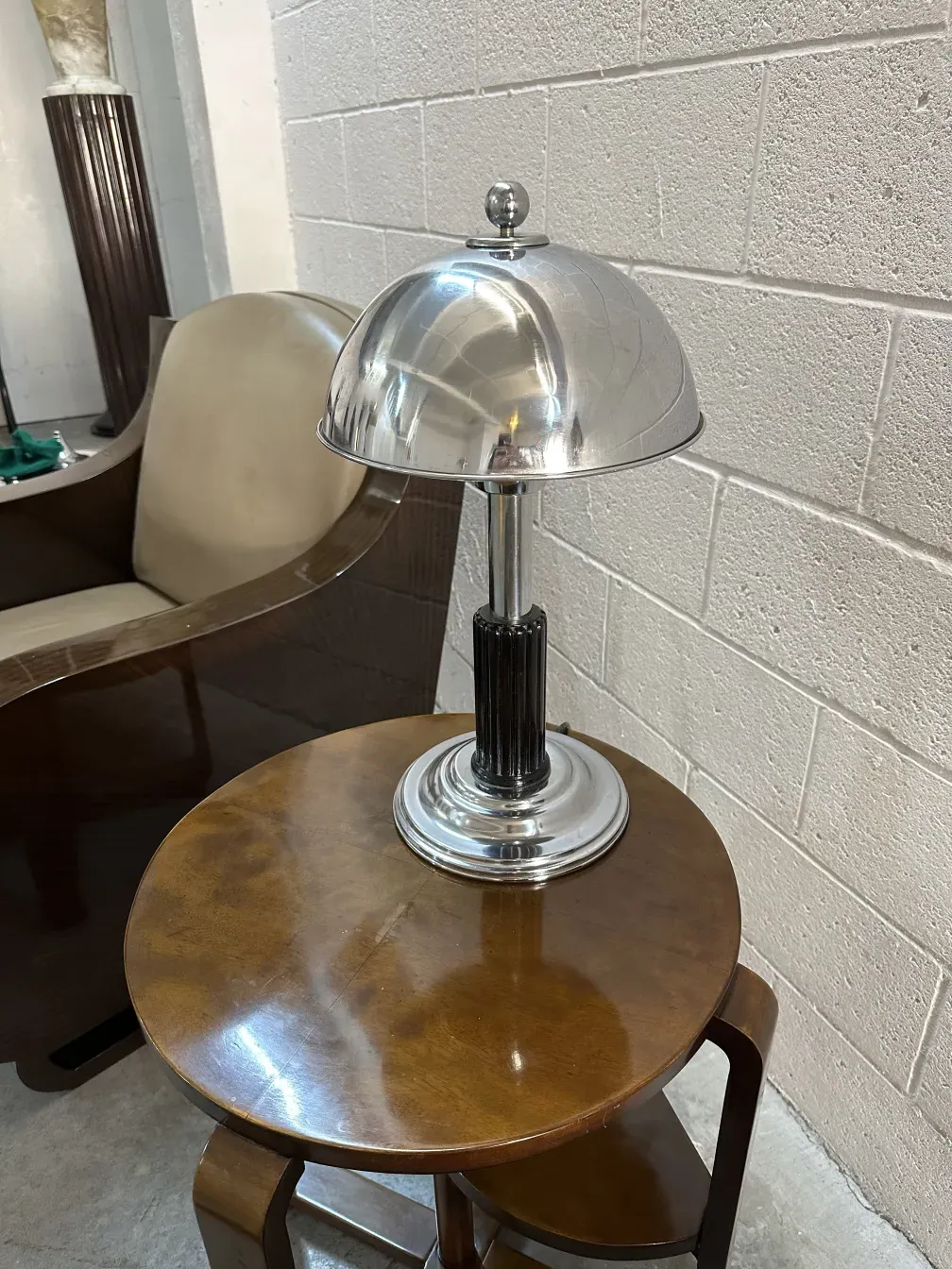 Luminária antiga de mesa Art Deco em uma mesa de madeira