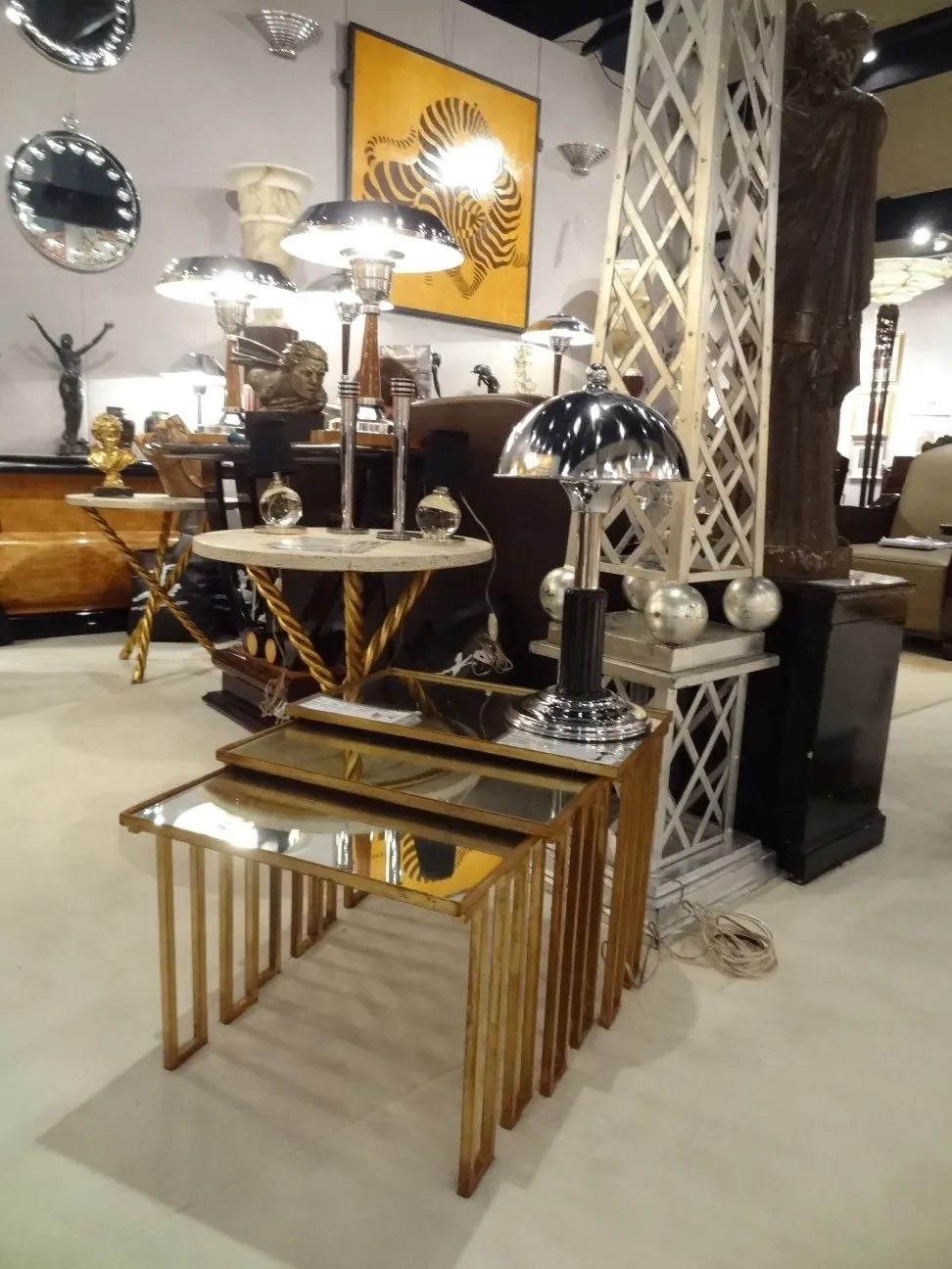 lampara de mesa antigua art deco en un entorno elegante