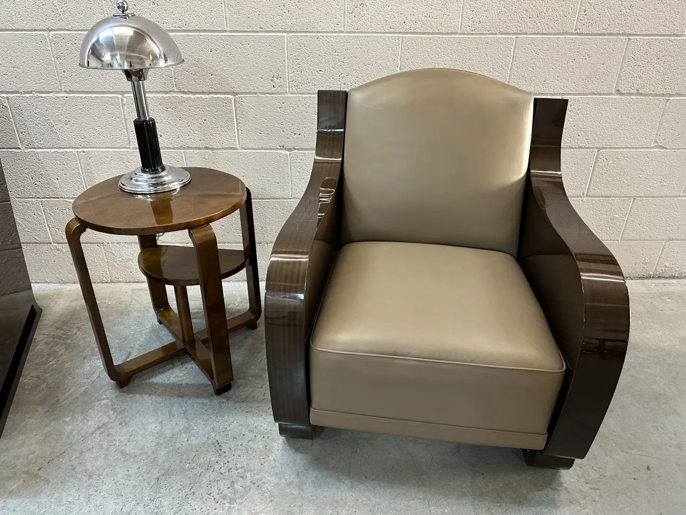 古董艺术装饰檯燈放置在圆形桌子上，现代环境。