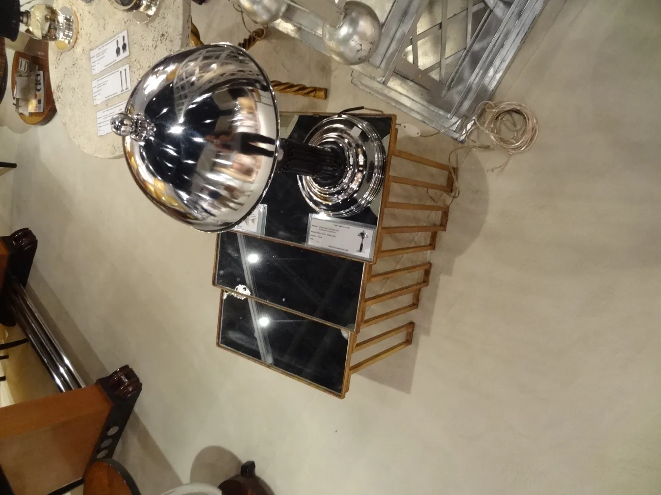 Luminária de mesa antiga Art Deco com base brilhante e design elegante em um ambiente aconchegante.