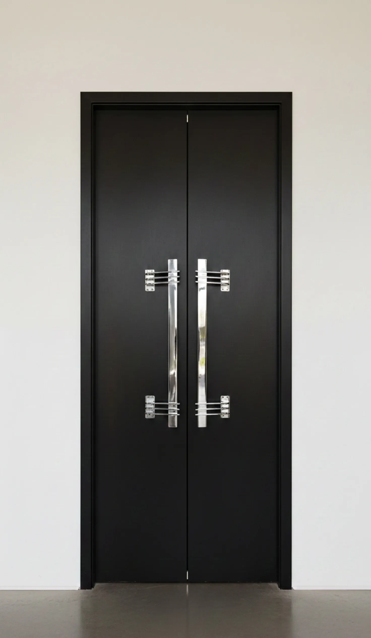 maniglie delle porte antiche con design elegante su una porta nera