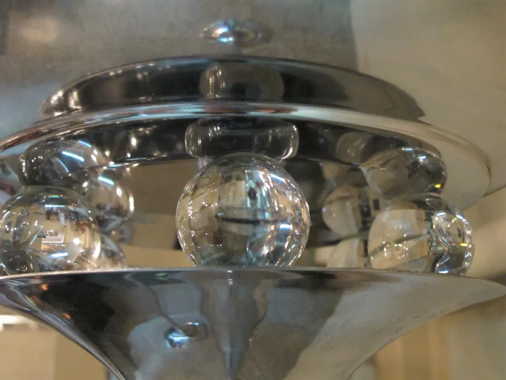 Grupo de dos lámparas de pie antiguas art deco con detalles en cristal, decorando un ambiente clásico