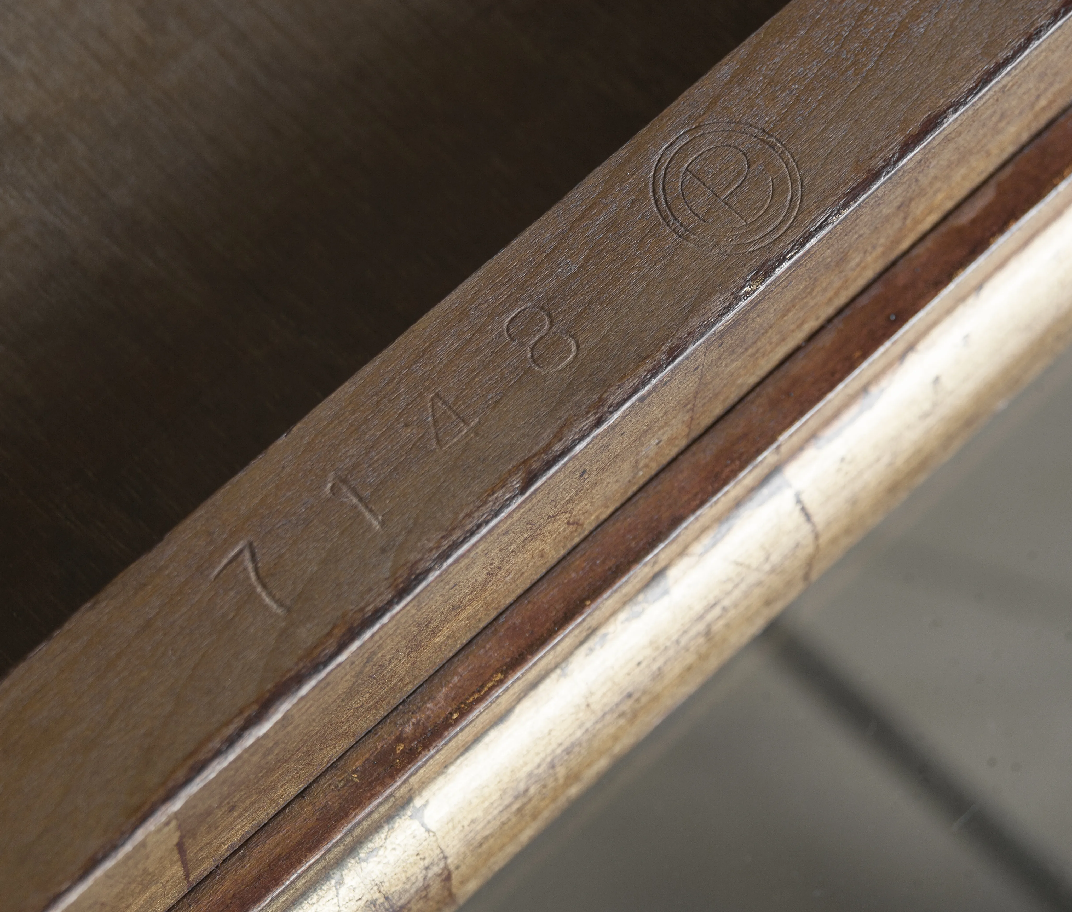 Details von einem alten Tisch Chanaux et Pelletier mit Gravuren.