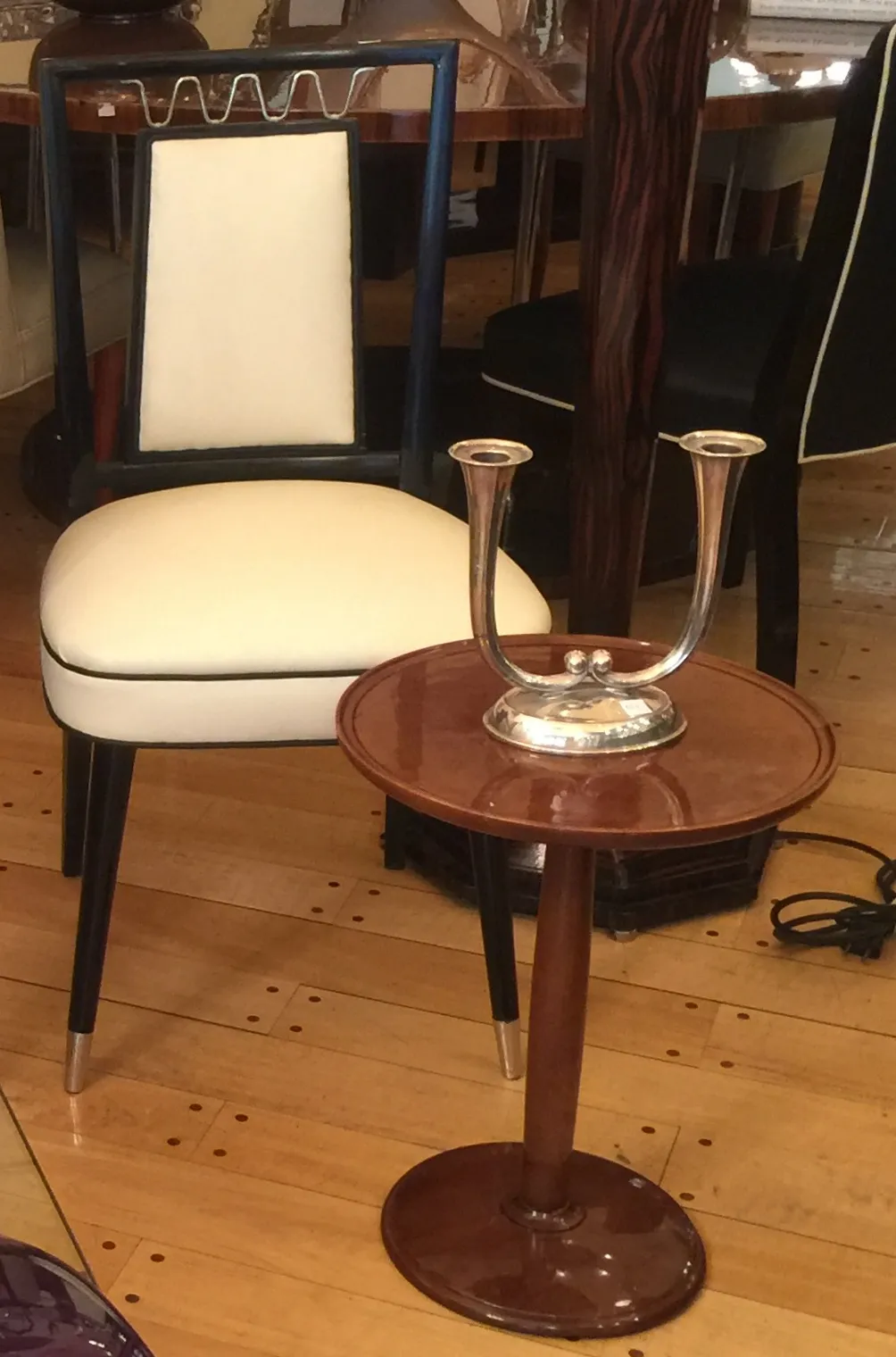 kleiner antiker nordiska kompaniet tisch in einem gemütlichen Umfeld