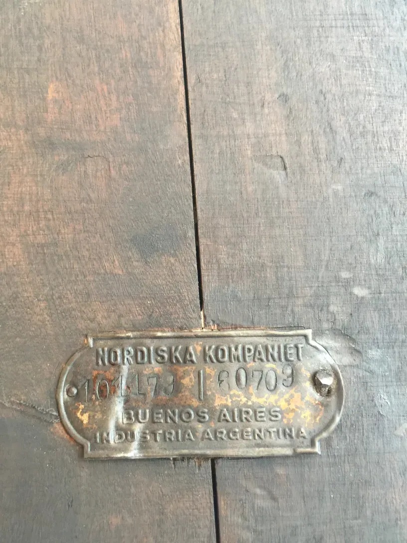 Mesa antiga com placa de nordiska kompaniet em Buenos Aires