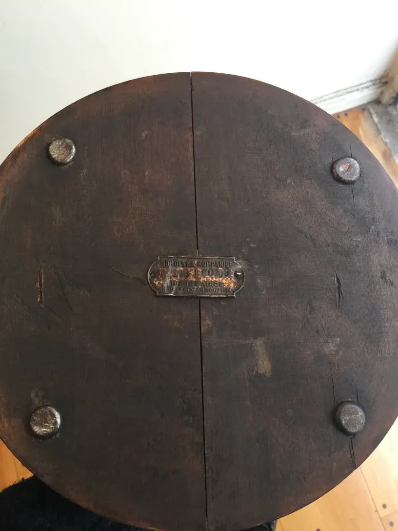 Table antique de Nordiska Kompaniet avec étiquettes et vis visibles
