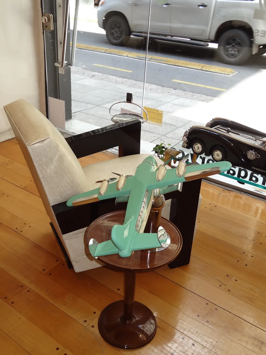 mesa antiga nordiska kompaniet com detalhes decorativos, ambiente aconchegante