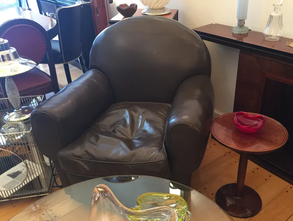 Mesa antiga Nordiska Kompaniet em um ambiente acolhedor com luminária e decoração