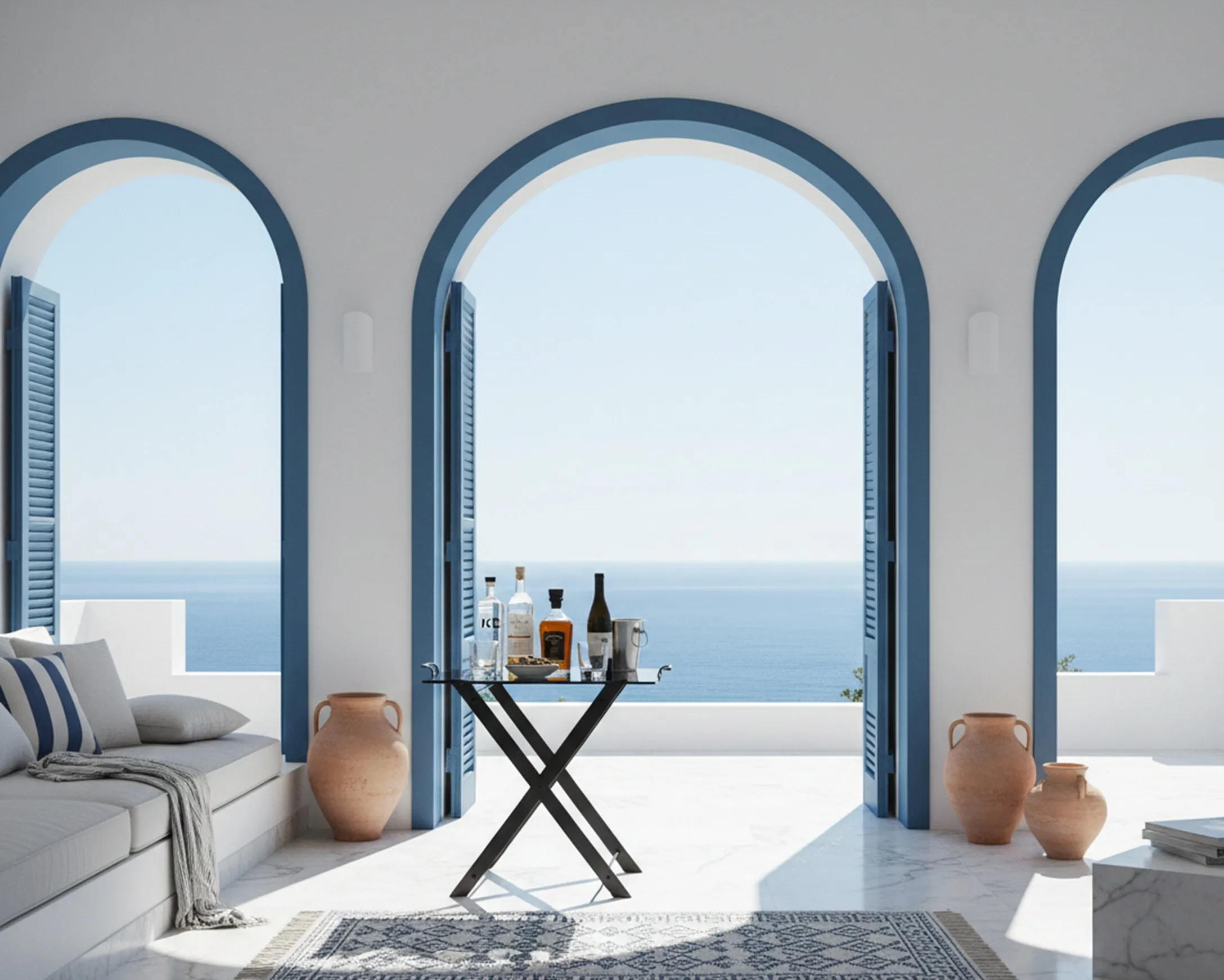 Antiker Tisch im einfachen Stil, dekoriert mit Flaschen und Gläsern