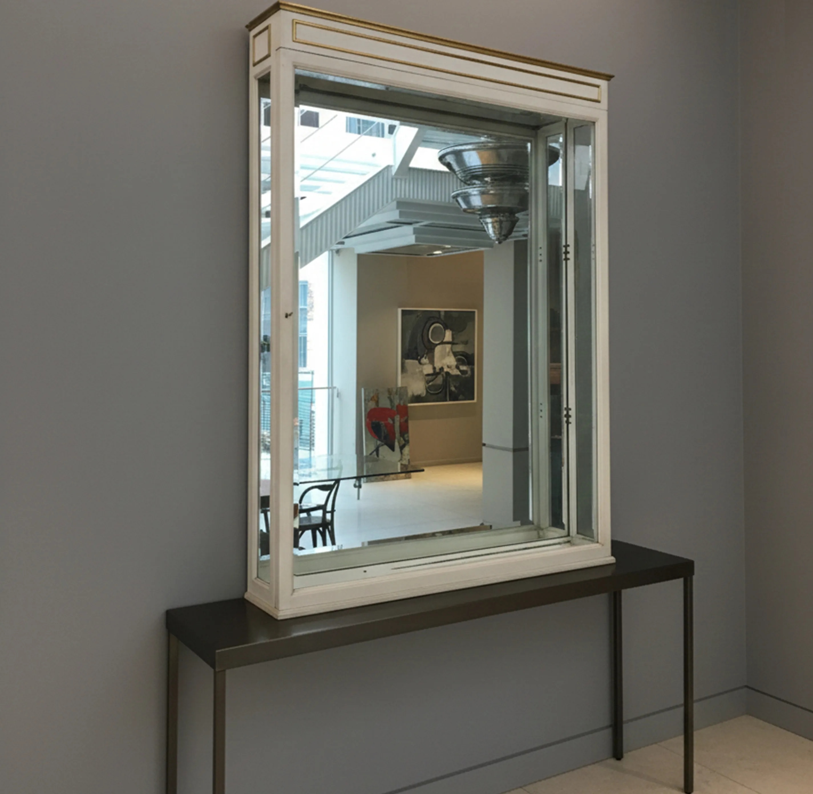 Vitrine antiga com detalhes decorativos e fundo moderno