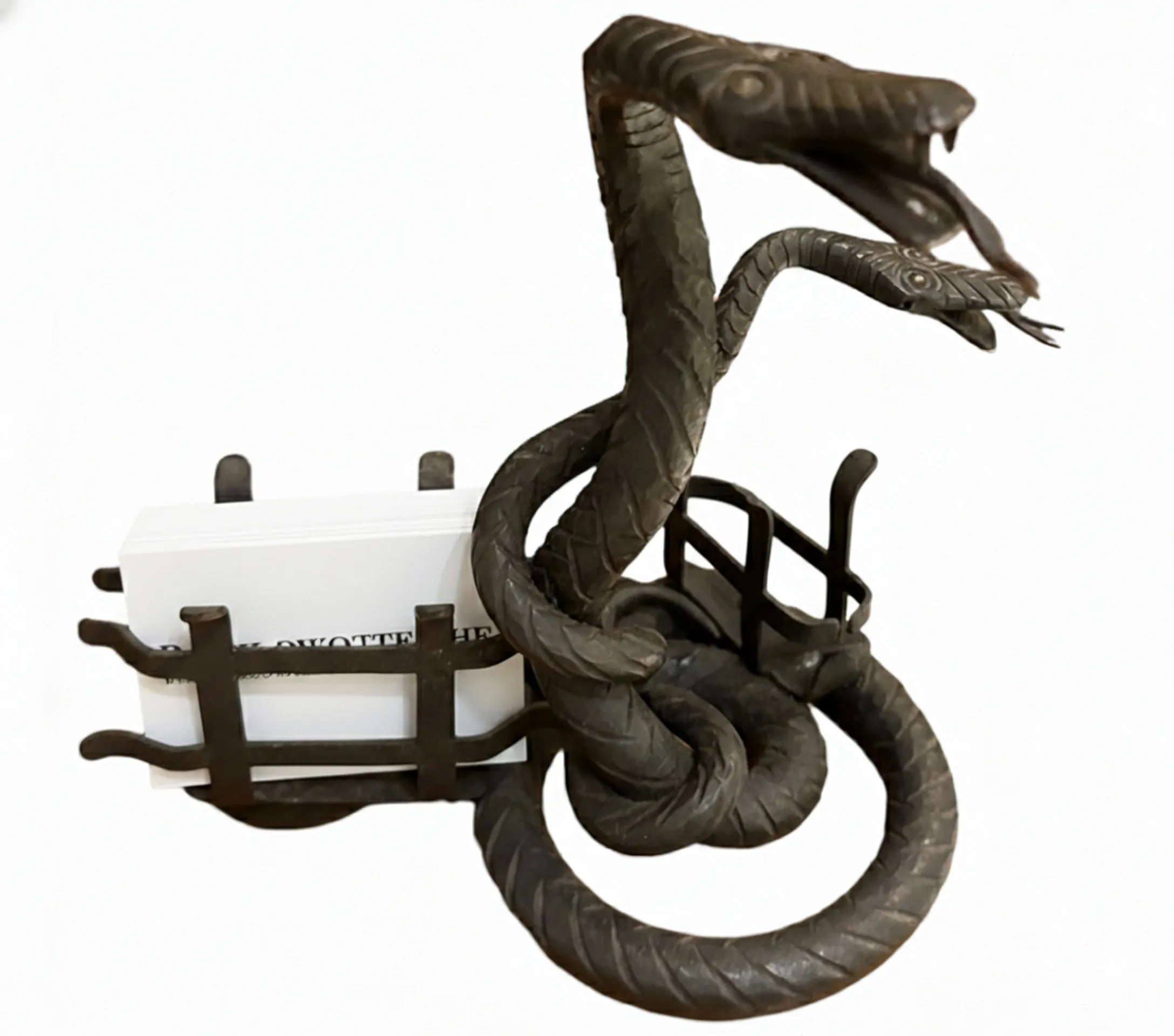 plateaux de carte ancien avec motif de serpent, tenant des cartes dans un environnement simple.