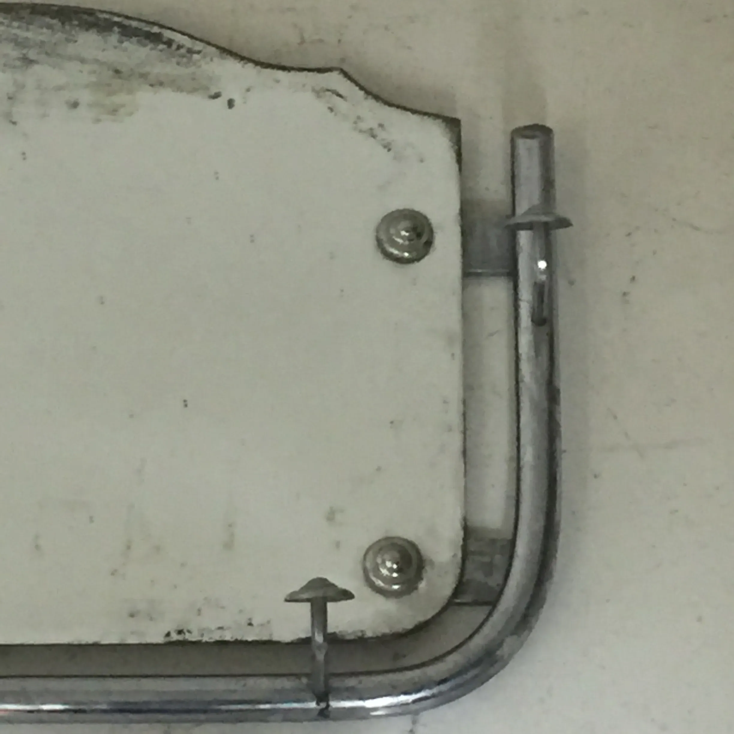 portemanteau ancien mural avec finitions métalliques, utilisé