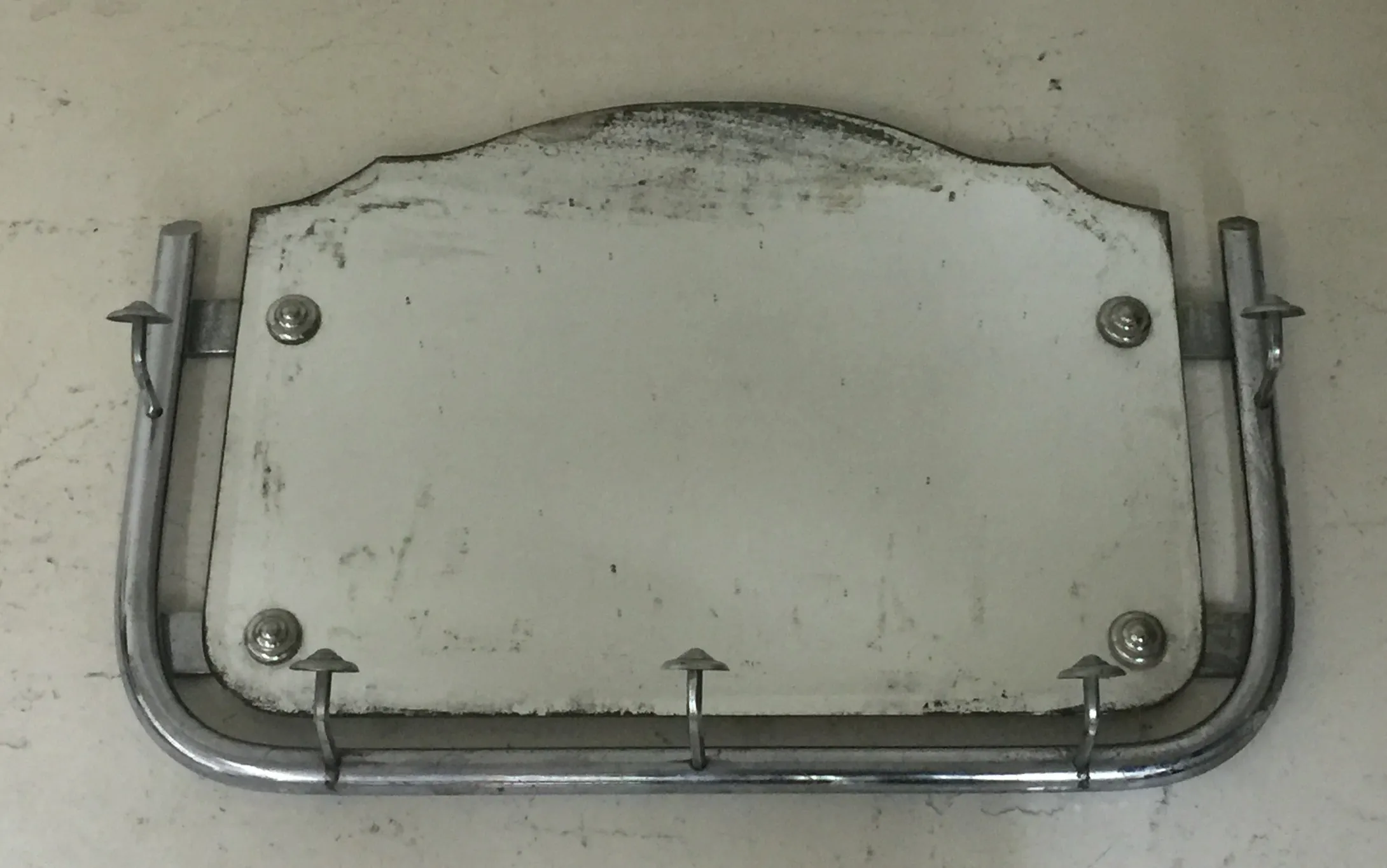 antiker garderobenständer mit Haken und elegantem design