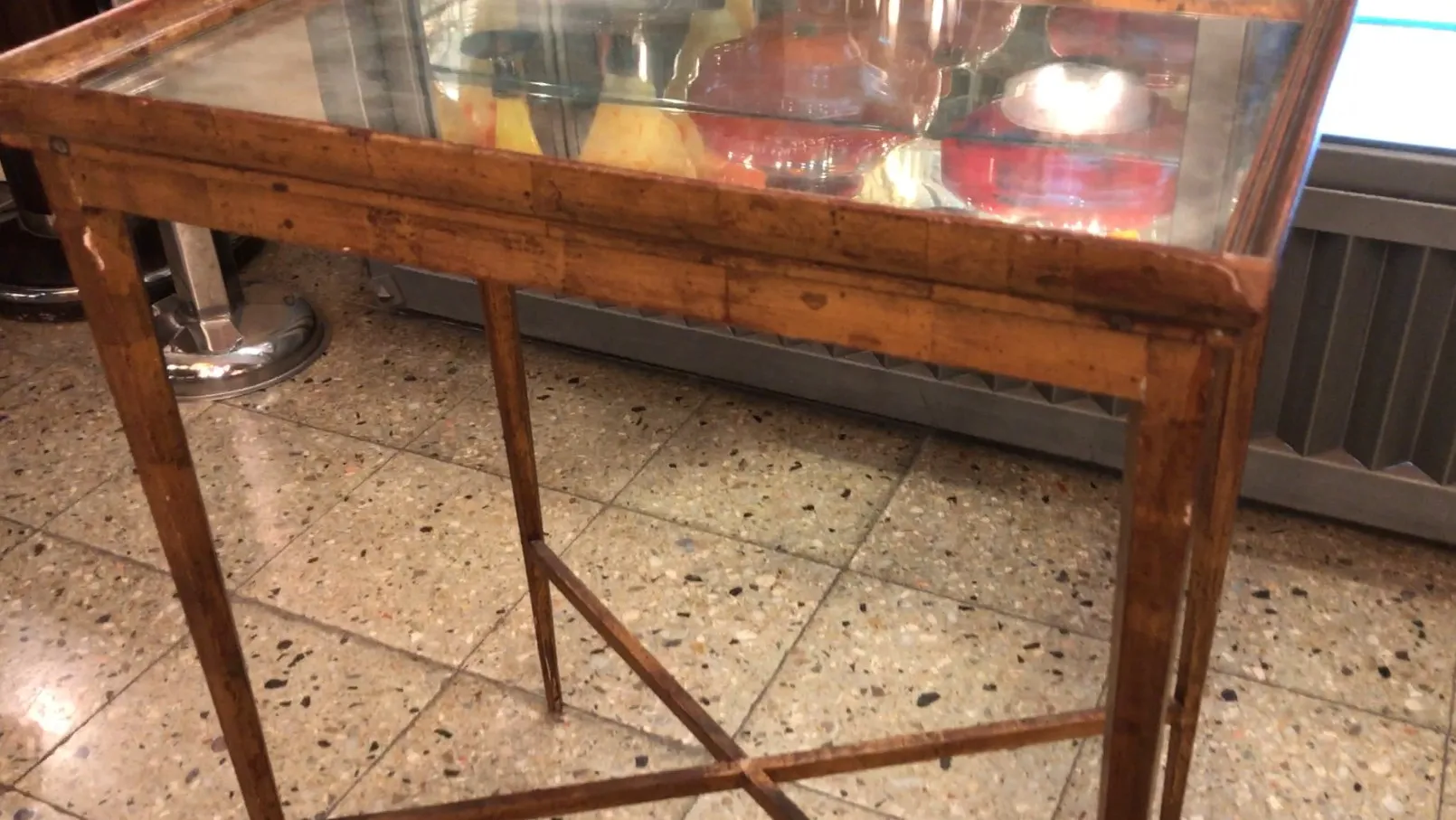 Mesa antiga Chanaux et Pelletier com um design único.